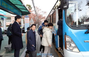 안상수 창원시장, 버스타고 ‘출근길 민생 행보’ 펼쳐