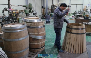와인을 명품화하다.. 영동군 ‘국내 유일’ 와인 숙성용 오크통 제작