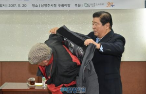 이석우 남양주시장, 폐지 줍는 어르신에 겨울 옷 전달