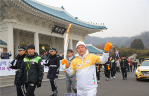 서울 시내 전역을 밝힌 평창 성화, 봉송 성공적으로 마쳐