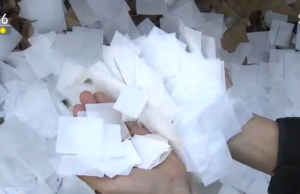 롯데타워 ‘2018 카운트다운쇼’에 사용된 흰 종이 주택가로 날아가