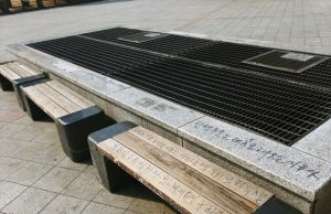 매주 보수집회 열리는 종로, 낙서에 몸살