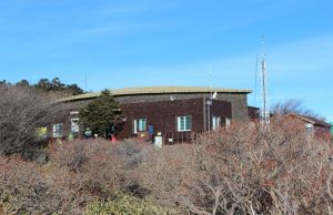 ‘불법’ 한라산대피소, 뒤늦은 절차 이행