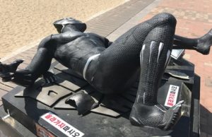부산, 영화 ‘블랙팬서’ 기념 조형물 또 파손