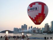 해운대 앞바다 내다보는 열기구 운영