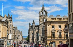 수익도 유명세도 싫다… ‘안티투어리즘’ 확산