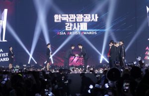 방탄소년단, 이병헌 AAA시상식에서 한국관광공사 특별 감사패 수상