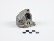 김해 봉황동 유적서 집모양토기와 말발걸이 출토