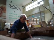 프랑스 루브르 사람들, 전주 전통한지에 반하다