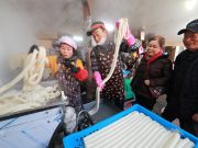 설 가래떡 뽑기 한창