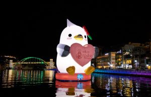 통영시, 강구안에 초대형 갈매기 ‘동백이’ 조형물 설치