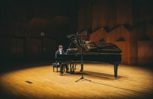 왼손 피아니스트 이훈, 피아노 독주회 기립 박수로 마무리