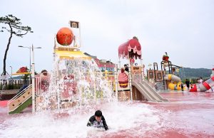 논산시, 딸기향 농촌테마공원 물놀이장 오픈