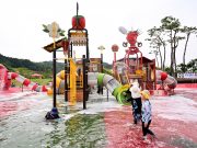 논산시 ‘딸기로 꾸며진’ 물놀이 시설 공식 개장