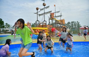 속초시, 청초호유원지 도심 속 물놀이 피서지로 자리매김