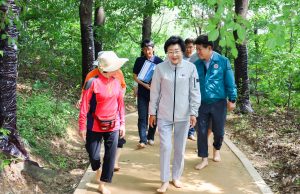 이천시, 설봉산 만남의 쉼터 호암약수 코스 황톳길 준공