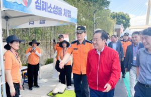 홍준표 대구시장, 신천 물놀이장 방문 안전 관리 당부