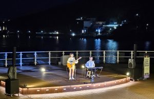 탑정호 음악분수를 배경으로 펼쳐지는 화려한 선율과 퍼포먼스