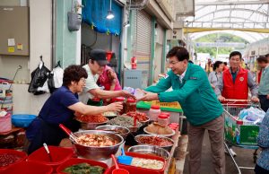 보성군 국제라이온스협회 녹차골보성향토시장에서 얼음물, 부채 나눔 봉사