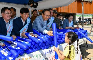 한국자유총연맹 영주시지회, ‘태극기 나눔행사’로 광복절 의미 되새겨
