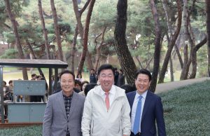 청주시-SK하이닉스, 행복정원 맨발걷기길 주민 품에 안기다