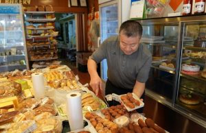 한 우물 인생으로 돌이켜본 경북 노포 빵집 연말연시 투어