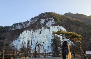 영주시 평은면 용혈폭포, 장엄한 겨울 절경을 선사하다
