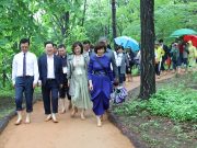 대전시, 한밭수목원에 ‘맨발 걷기 힐링길’ 개장… 황토길 따라 건강과 자연을 걷다