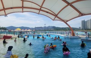 “무더위 탈출, 형산강에서!”…개장 첫날 북적이는 야외물놀이장