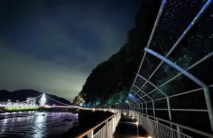 송학정교 잔도 산책로, 경관조명 점등… 야간에도 ‘안전한 힐링길’