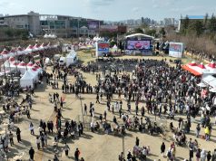논산딸기축제 개막…달콤한 향기 속 4일간 축제 시작