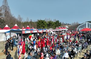 논산딸기축제 개막…달콤한 향기 속 4일간 축제 시작