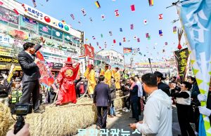 함안 ‘칠원고을줄다리기’ 성황…3000명 줄 당기며 풍년 기원