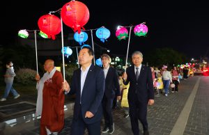 연등 물결 따라 걷는 상림의 밤…함양군 봉축축제에 자비의 불빛