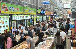 정선아리랑시장 처마 밑에 찾아온 봄손님…제비가 전한 ‘정선의 인심’