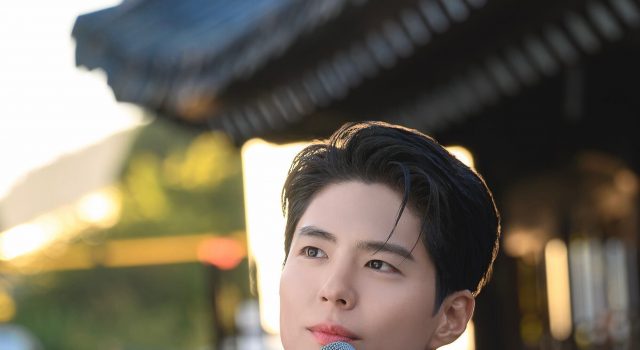 박보검과 외국인 관광객 100명, 창경궁서 한국의 소리 담았다